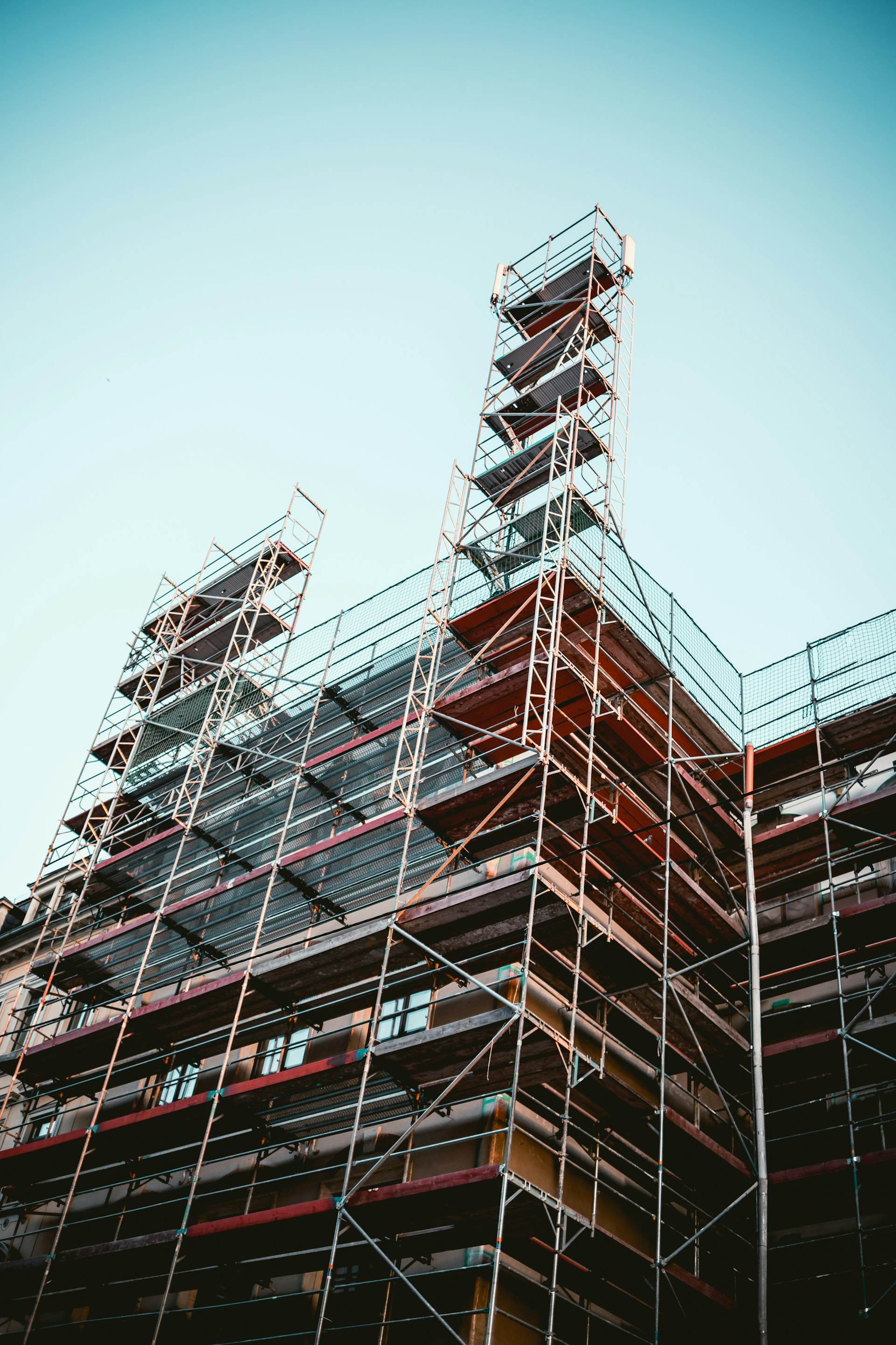 Fassadenanstrich: Kosten, Ablauf und der richtige Systemaufbau
