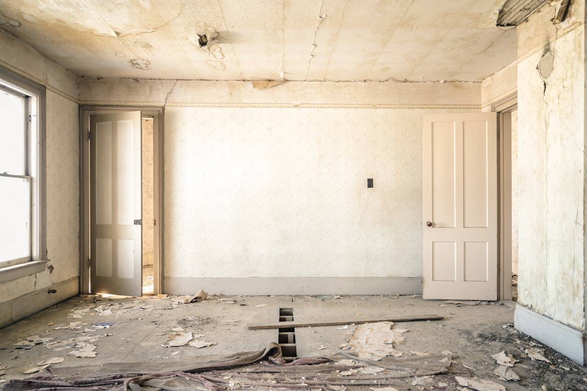 Entkernter Raum mit freigelegten Wänden vor dem Ausbau