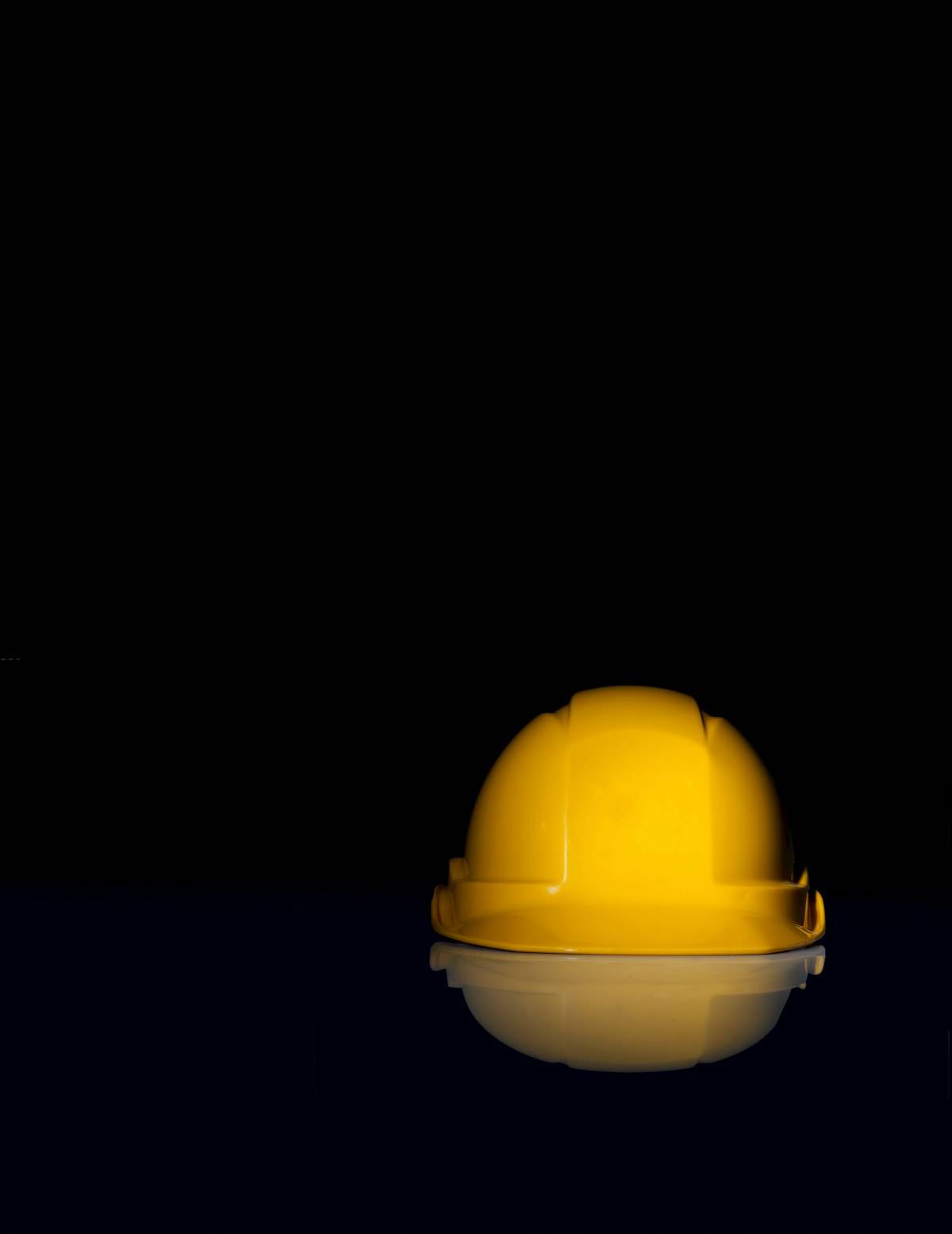Schutzhelm und Ausrüstung für Arbeiten im Schwarzbereich