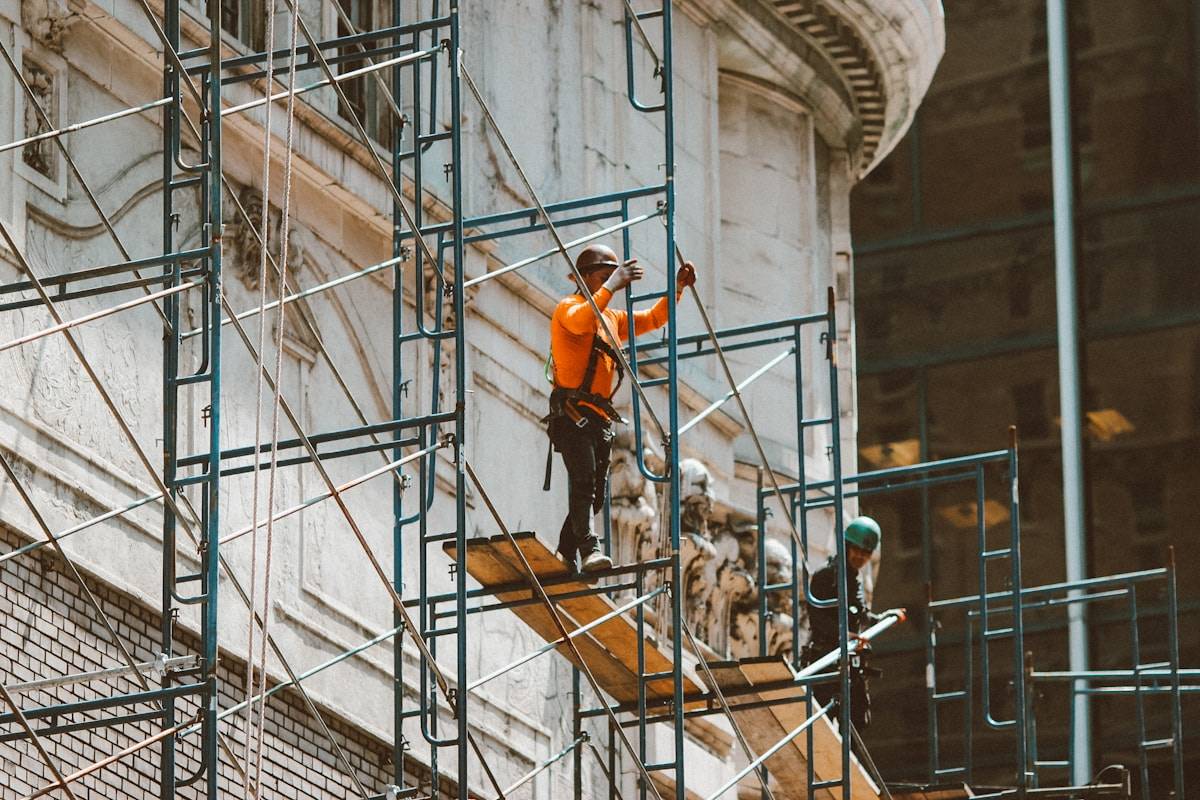 Gerüstarbeiten an einer historischen Fassade