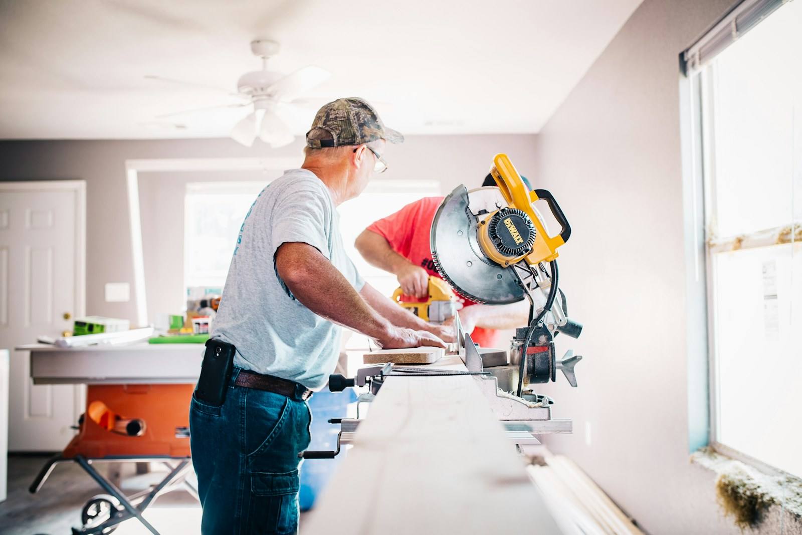 Innenausbau-Arbeiten mit der Kappsäge im entkernten Raum